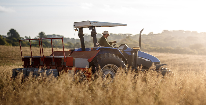 Kfz-Versicherung-Landwirte-Traktor auf Feld