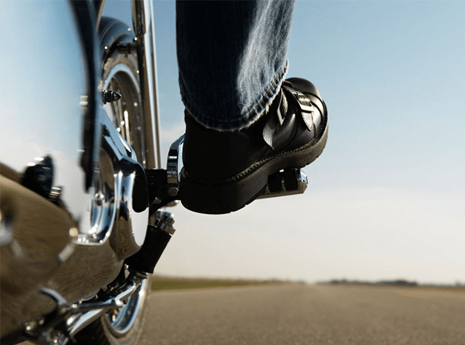 Motorradversicherung - Fuß auf Pedal