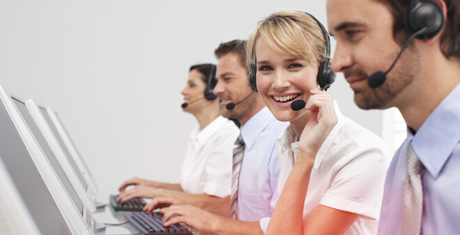 Fragen und Anregungen - Call-Center Mitarbeiter mit Headset