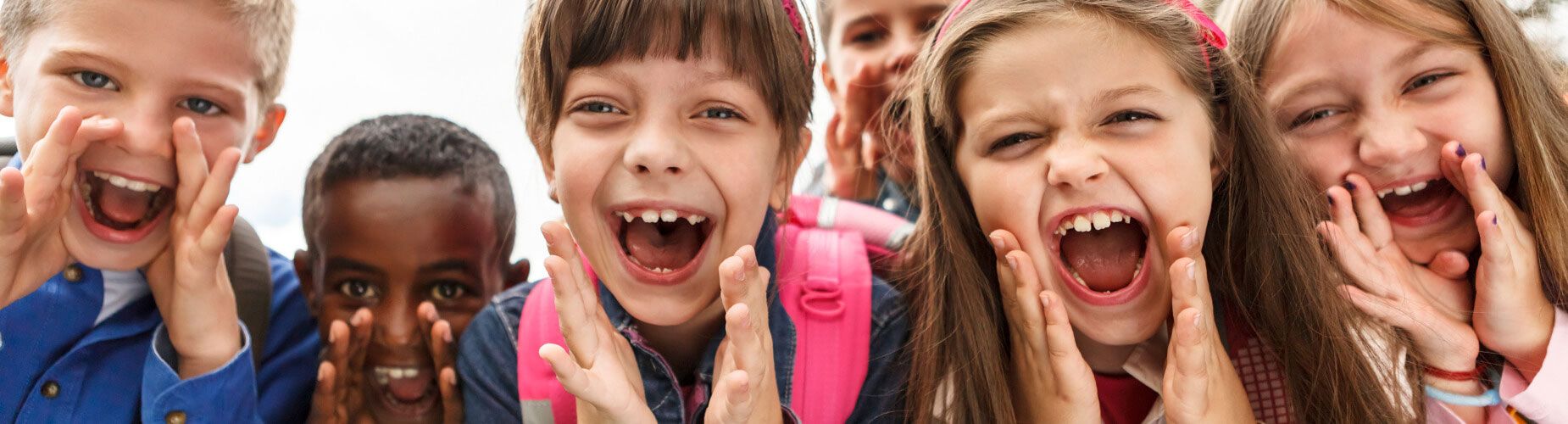 Kinder lachen in Kamera