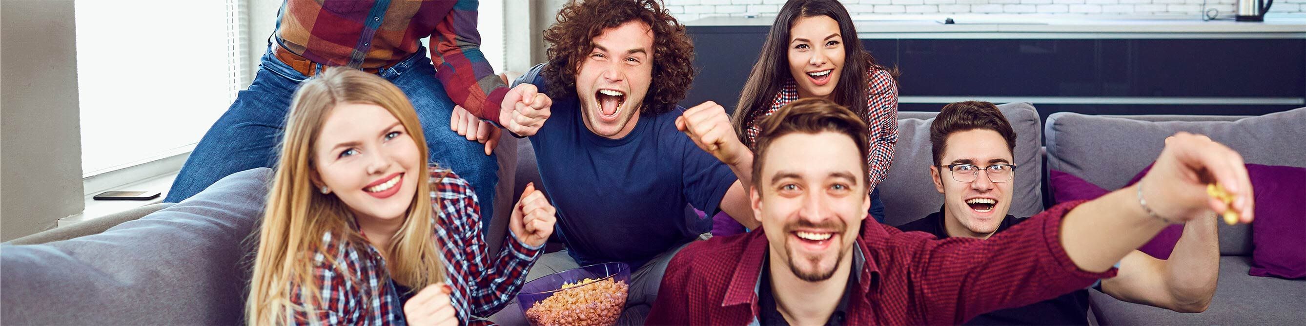 Freunde beim Spielen und Feiern
