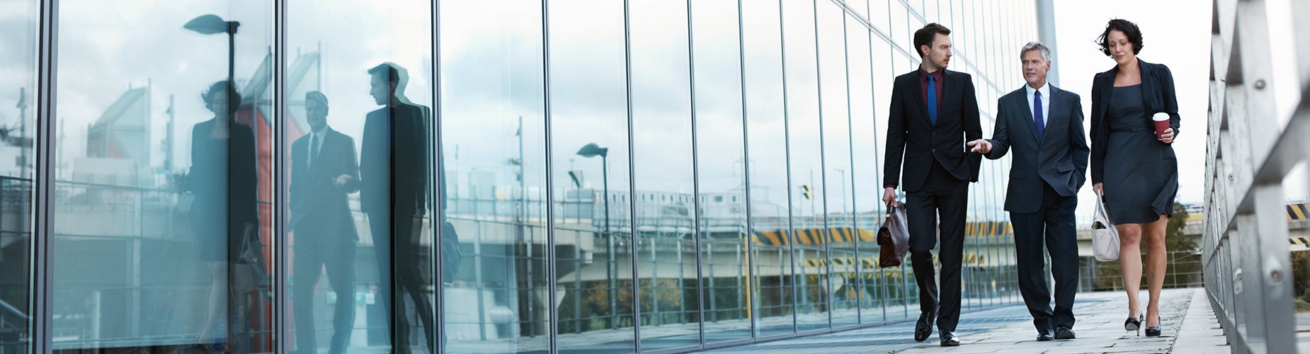 Betriebsgebäude Businessleute an einer Fensterfront