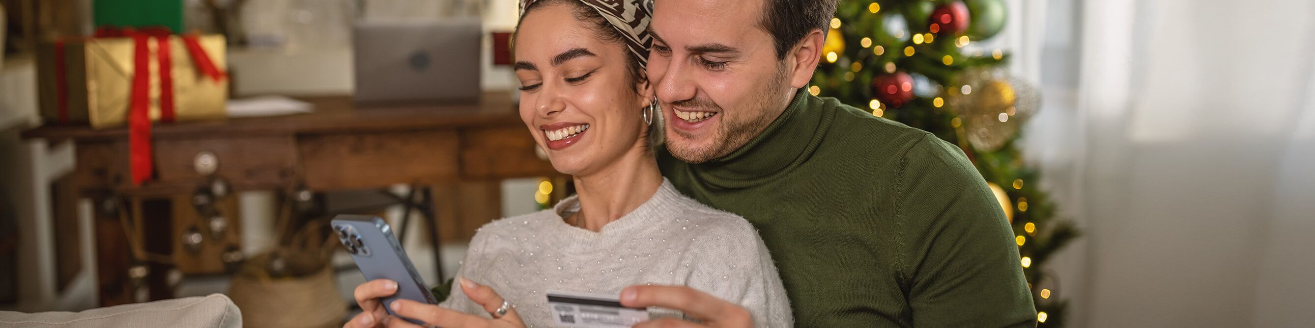 Paar beim sicheren Onlineshopping