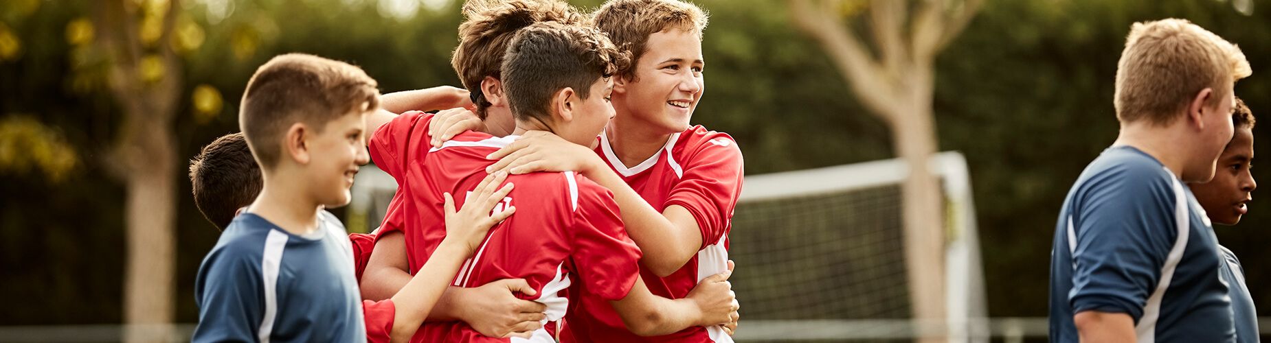 Kinder spielen Fußball