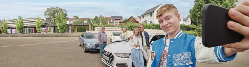 Junger Mann mit Auto ist gut abgesichert mit der Kfz-Flatrate der SV