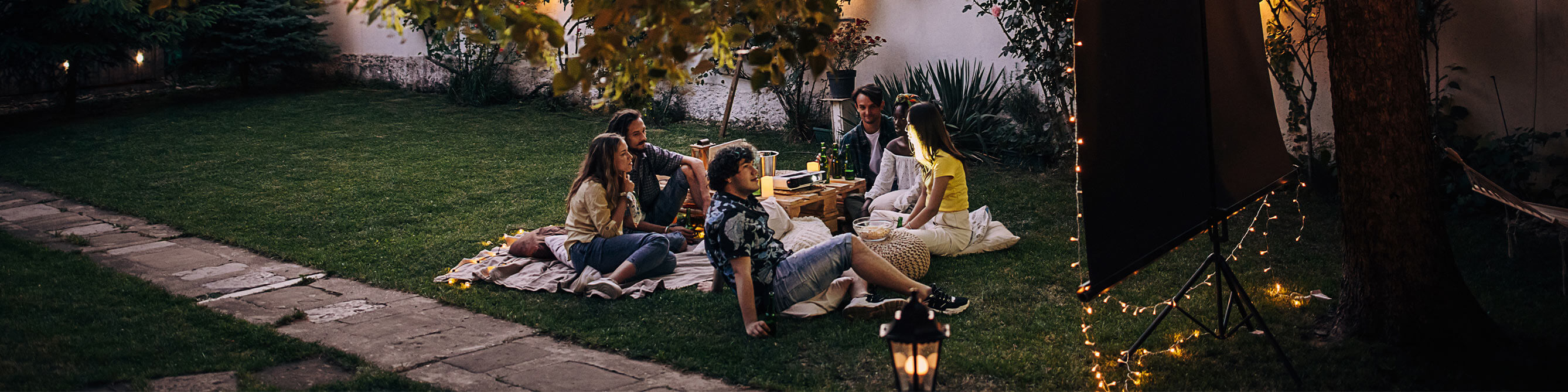 Freunde machen Kinoabend im Garten