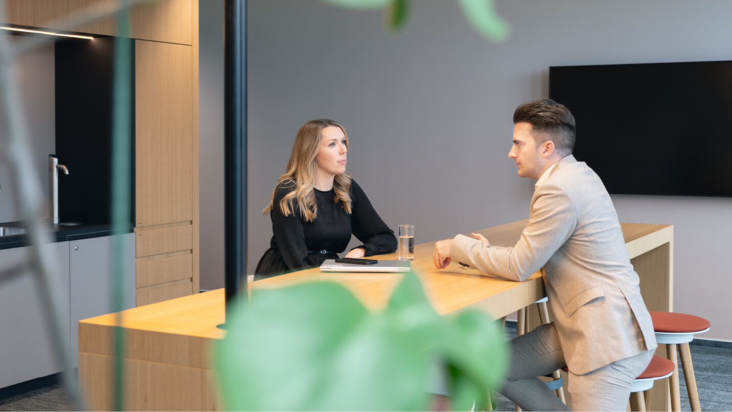 Die Vorsorgeexperten Stefanie Zeltmann und Dr. Valentin Haag im Gespräch