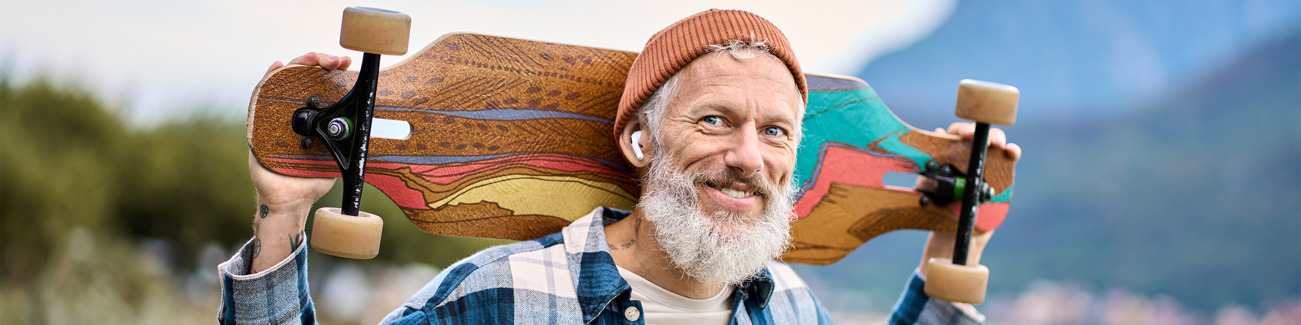 Ein älterer Herr mit seinem Longboard