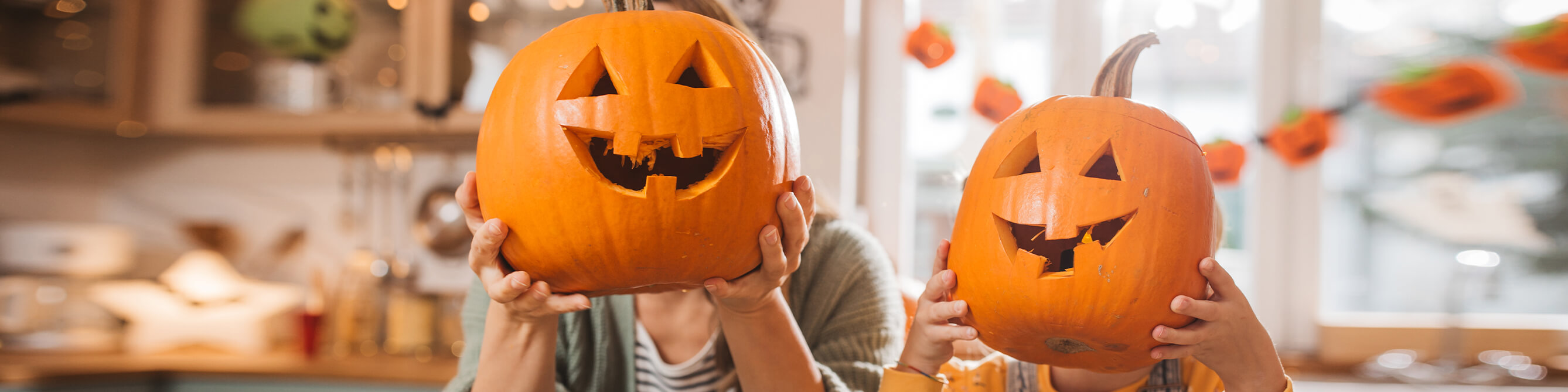 Kind schnitzt Kürbisse