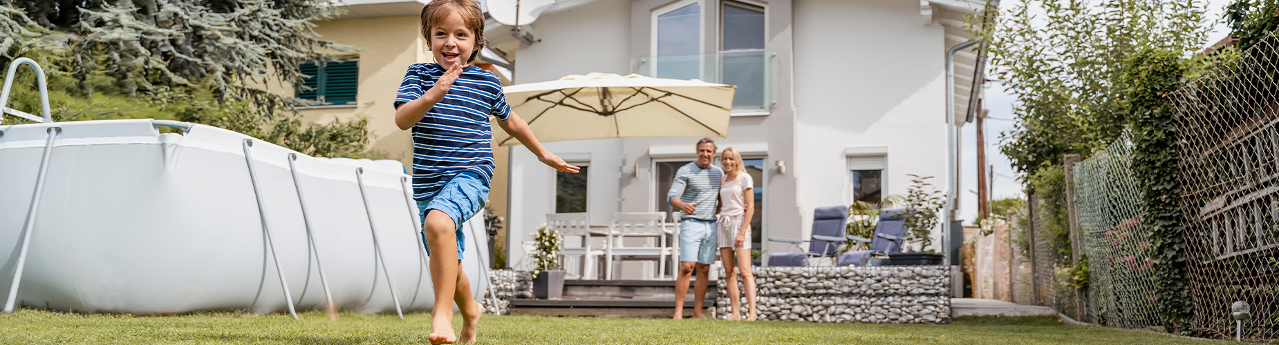Familie im Garten eines modernen Hauses 