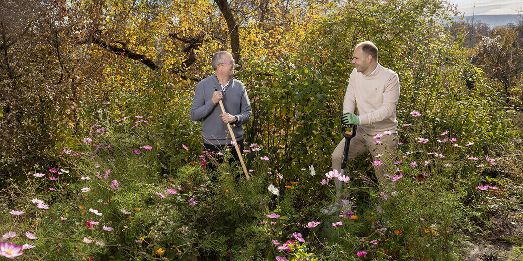 Die Experten des SV PrivatSchutz im Austausch bei der Gartenarbeit