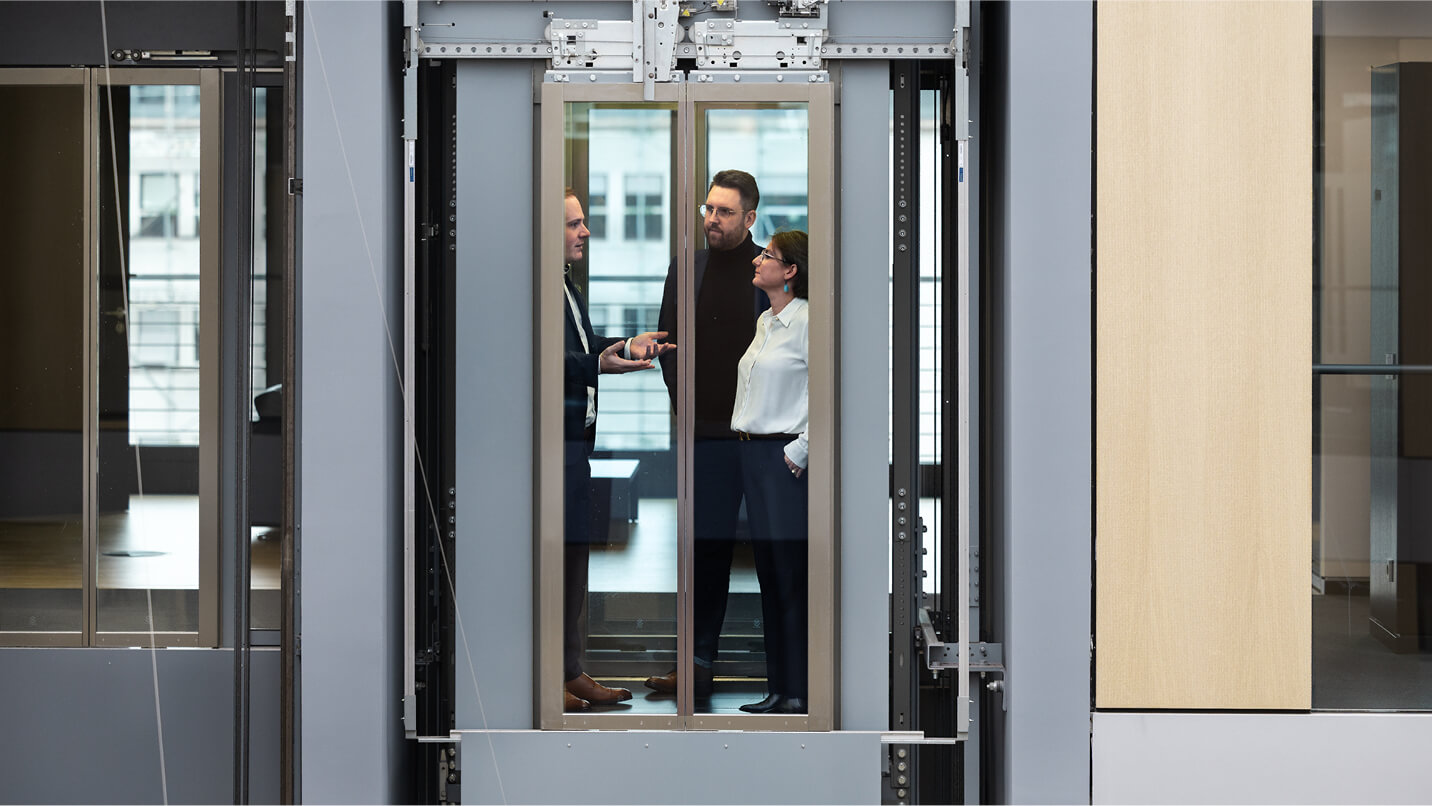 Die Experten des Kundenservice im Aufzug