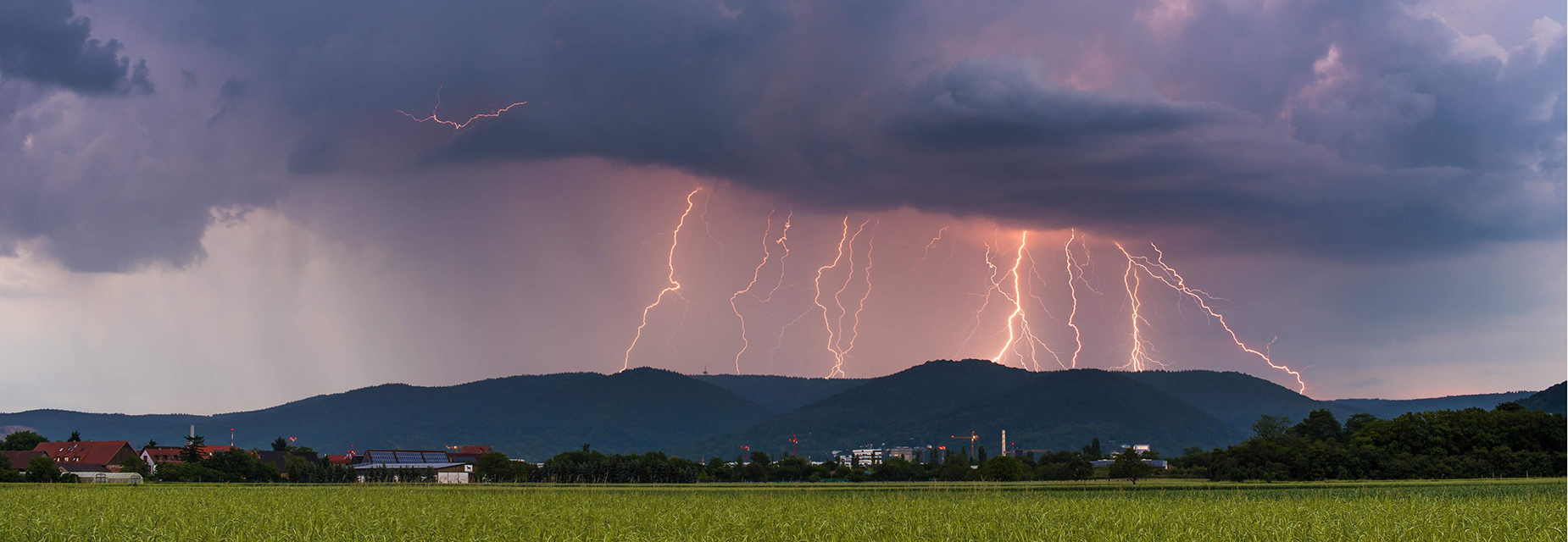 Gewitter mit dunklen Wolken und Blitzen