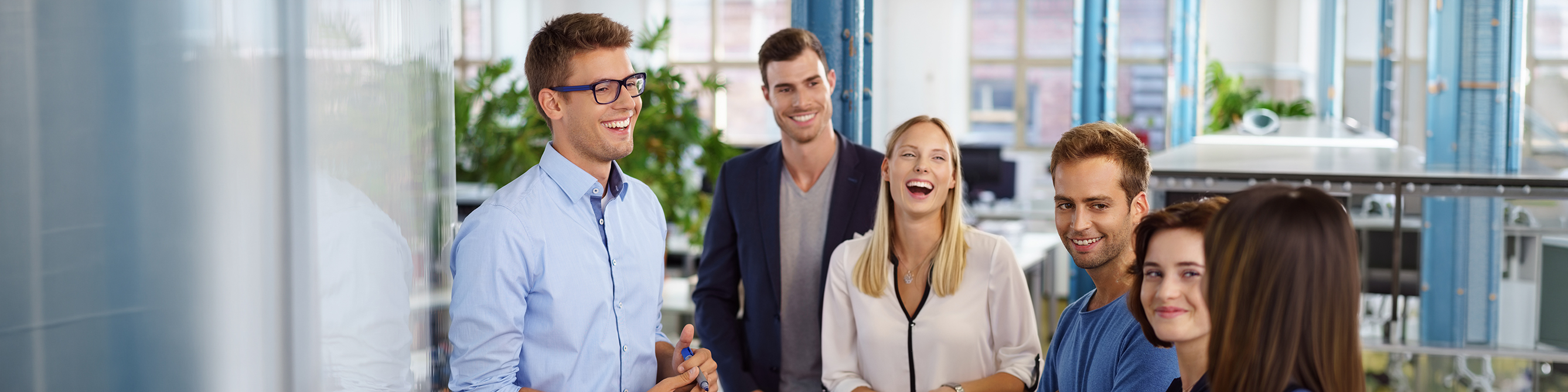 Gruppe im Büro am lachen