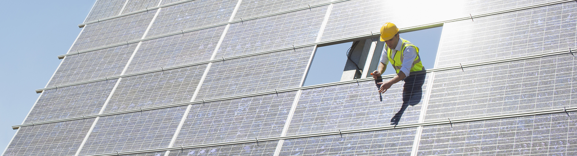 Person montiert Photovoltaikanlage
