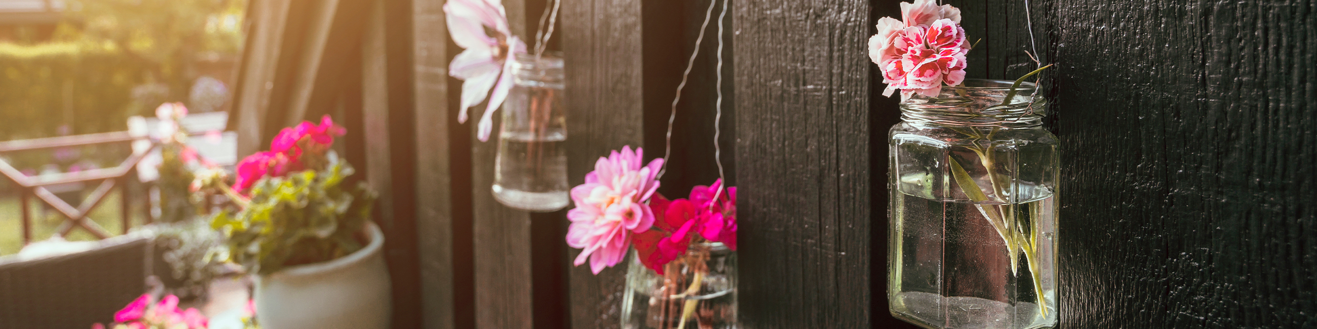 Alte Gläser als Blumenvasen