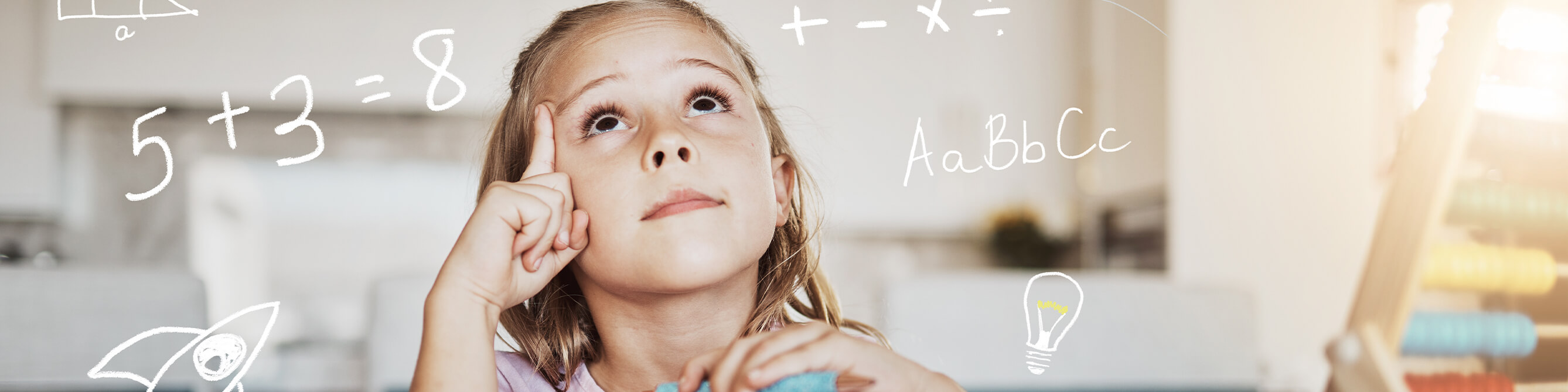 Schulkind löst Denkaufgaben