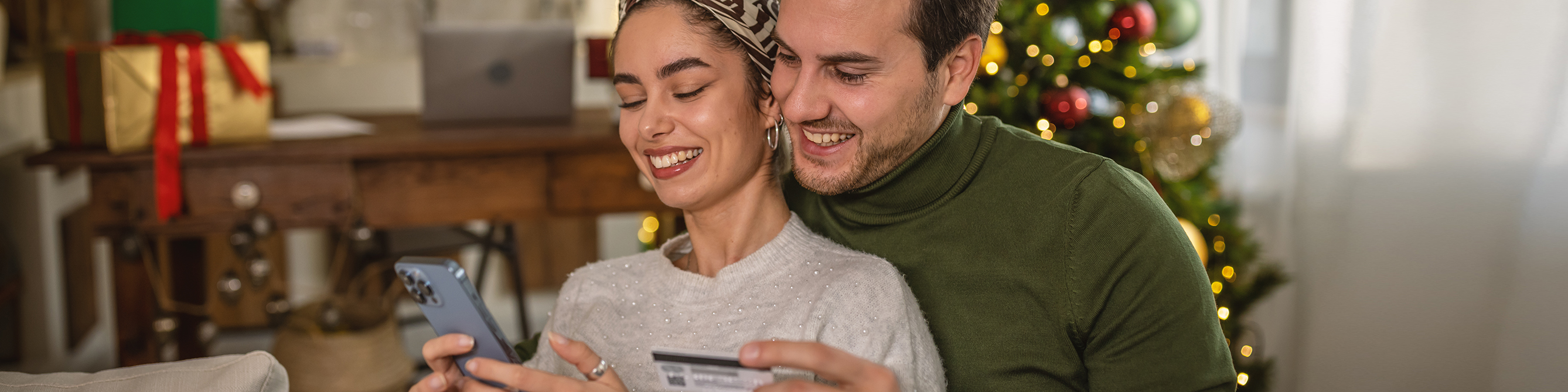 Paar beim sicheren Onlineshopping