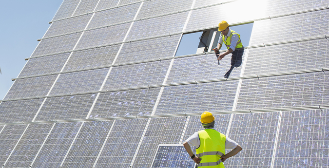 Männer montieren Photovoltaikanlage