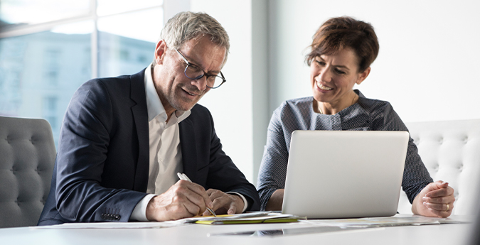 Businessleute vor Laptop