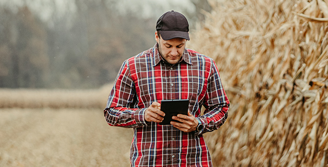 Landwirt mit Tablet