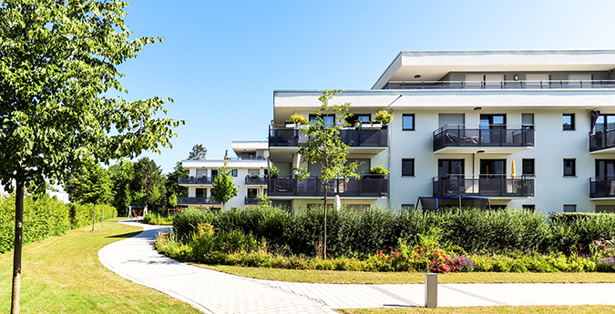 ImmobilienSchutz-Mann fotografiert Haus