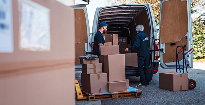 Werkverkehrsversicherung-Männer beim Beladen von Transporter