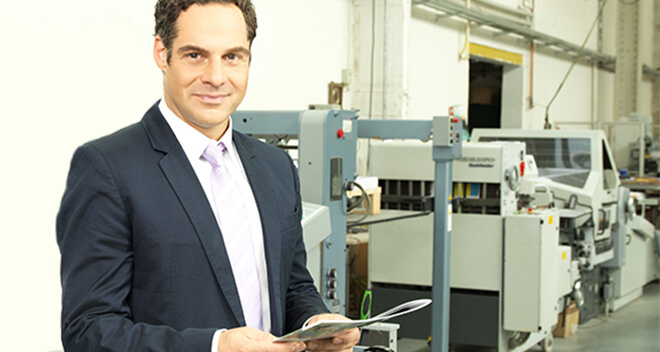 Unternehmer in Produktionshalle