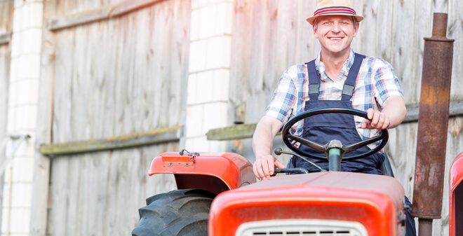 Kfz-Versicherung-Landwirte-Landwirt auf Traktor