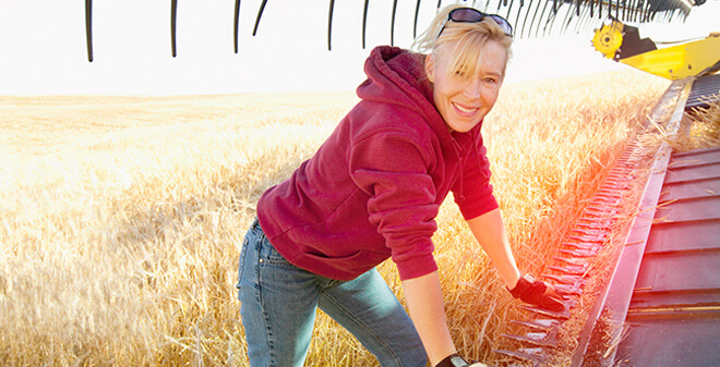 landwirterechtsschutzversicherung-2a-frau-vor-landmaschine