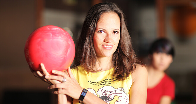 Frau mit Bowlingkugel