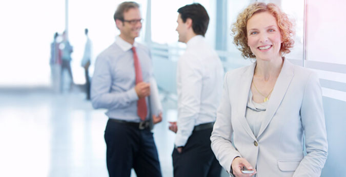 Business Frau mit Locken lächelt