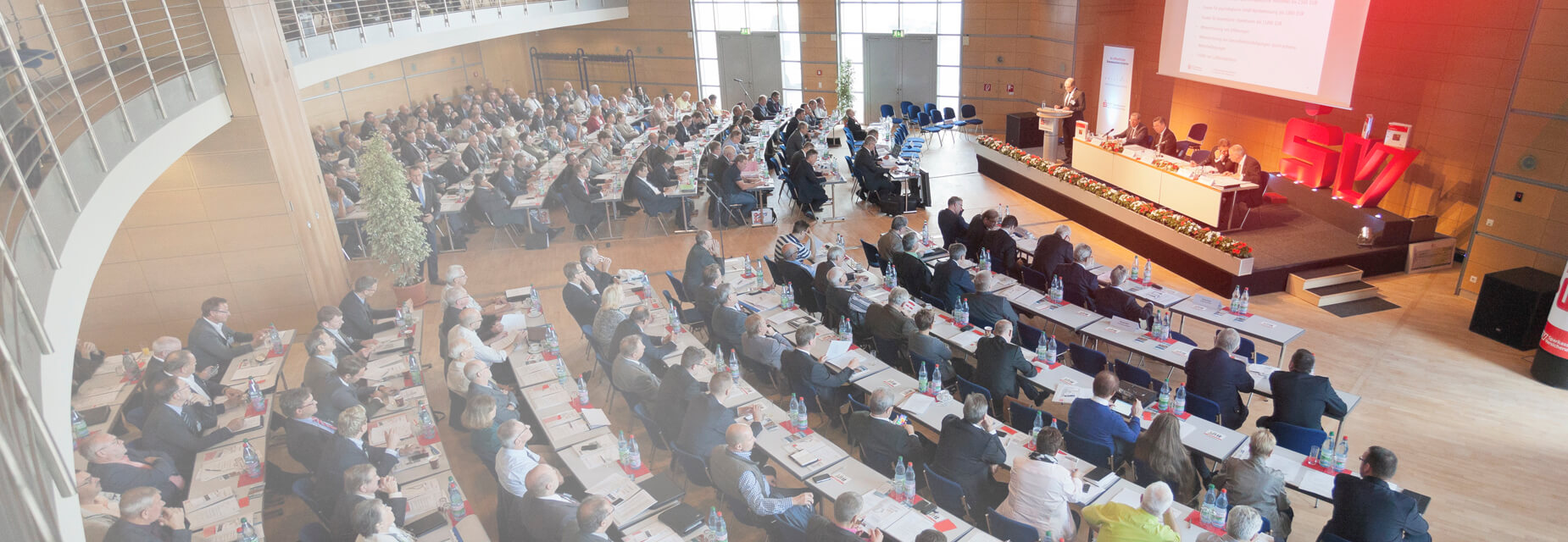 Publikum beim Zuhören eines Vortrags