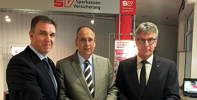 Die Geschäftsführer der SV Kommunal Andreas Pittner (links) und Andreas Güttler (rechts) mit Bertram Huke (ekom21, Mitte) bei der Vertragsunterzeichnung in Hessen. 
