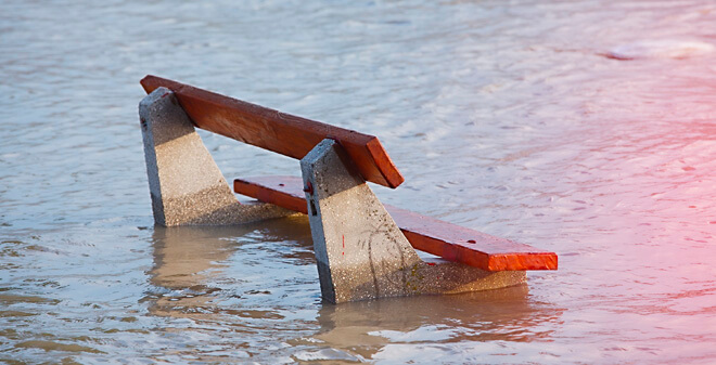 Bank im Hochwasser