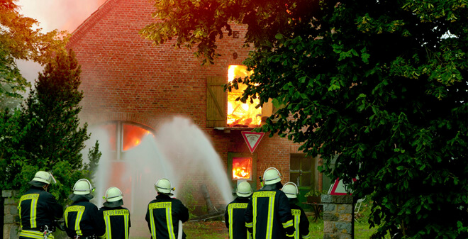 Feuerwehr vor brennendem Haus