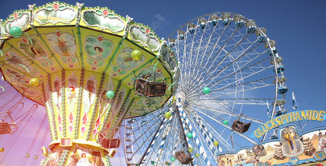 Kettenkarussell, Riesenrad und Losbude auf Jahrmarkt