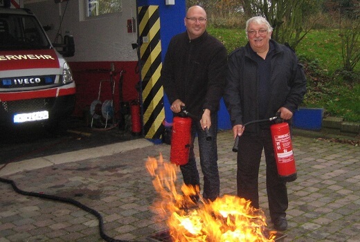 Brandschutzhelferschulung - Männer mit Feuerlöschern