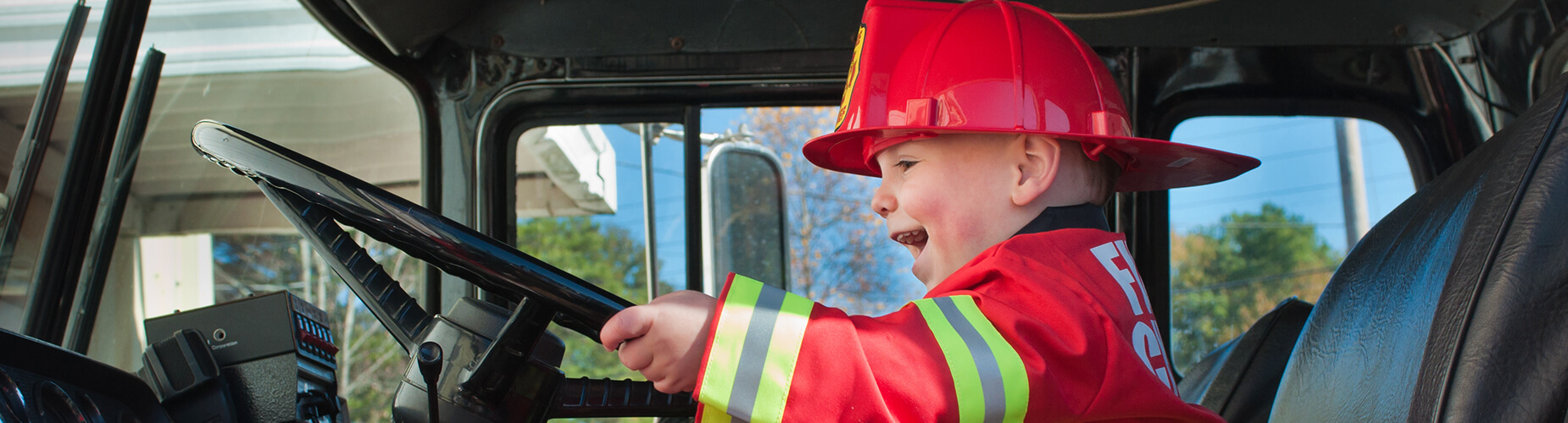 Feuerwehrförderung - Kind im Feuerwehrwagen 