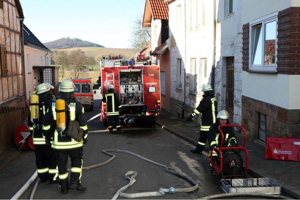 Feuerwehreinsatz - Feuerwehrmänner beim Einsatz