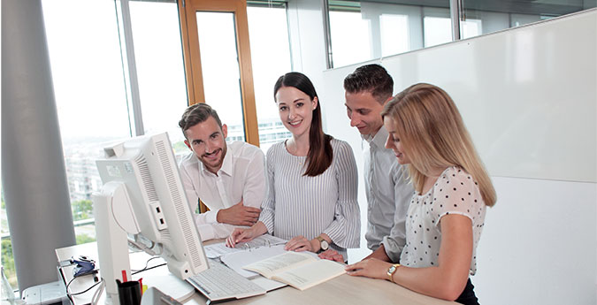 Trainees arbeiten am Computer 