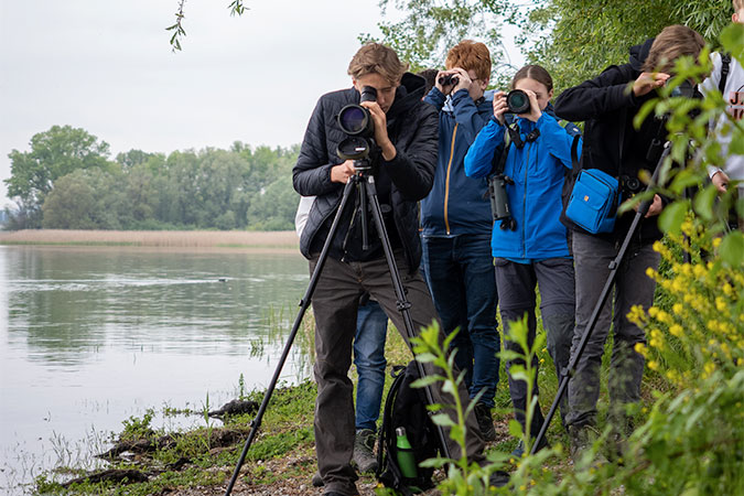 Schüler erkunden die Natur in einem Projekt vom NABU