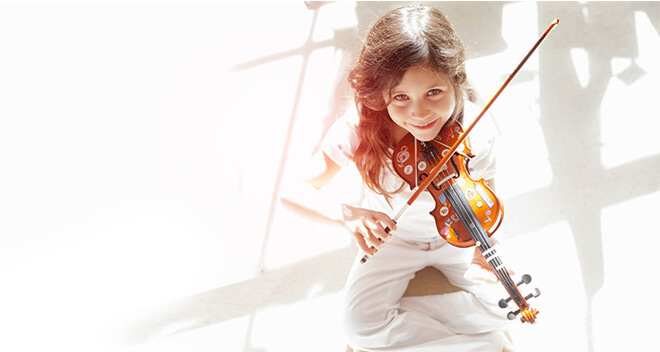 Mädchen musiziert mit Geige