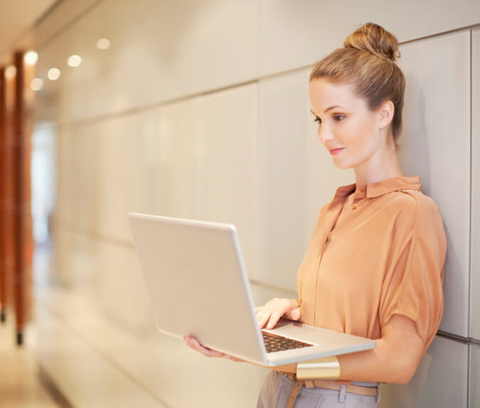 Frau mit Laptop im Flur