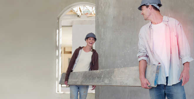 Bauherrenhaftpflichtversicherung - Bauarbeiter tragen Balken
