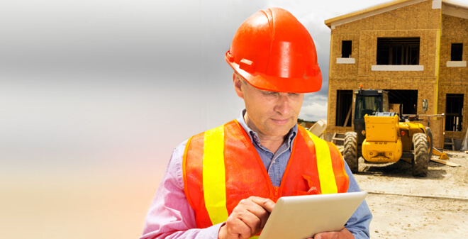Bauleistungsversicherung - Bauleiter auf Baustelle