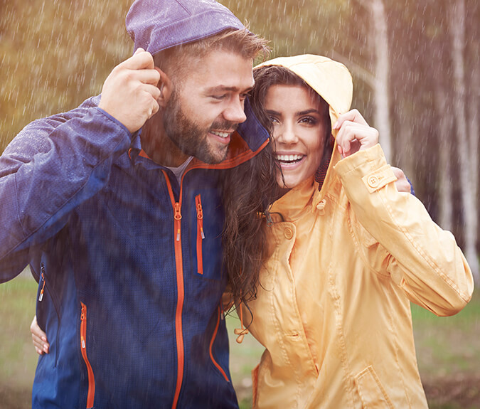 Elementarversicherung - Paar im Regen 