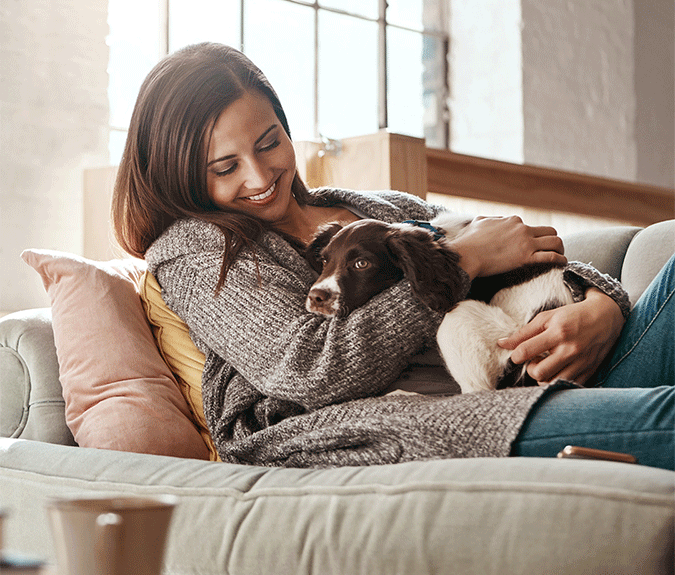 hausratversicherung-8-frau-mit-hund-auf-coach