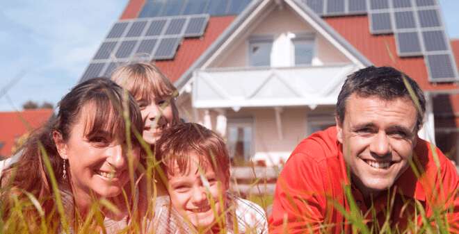 Wohngebäudeversicherung - Familie mit Photovoltaik-Anlage