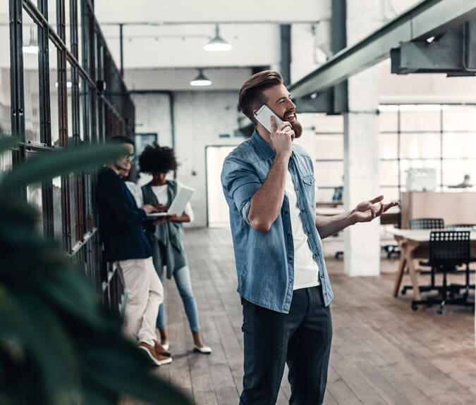 Mann telefoniert im Büro